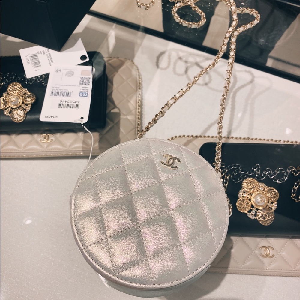 💥SOLD💥CHANEL- ivory iridescent round clutch